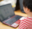 パソコンで学習する子どもの目