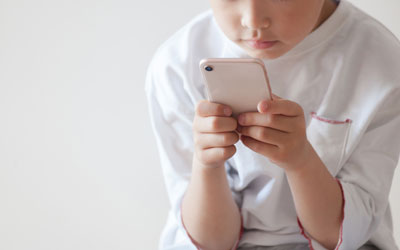スマホを使う子供のイメージ